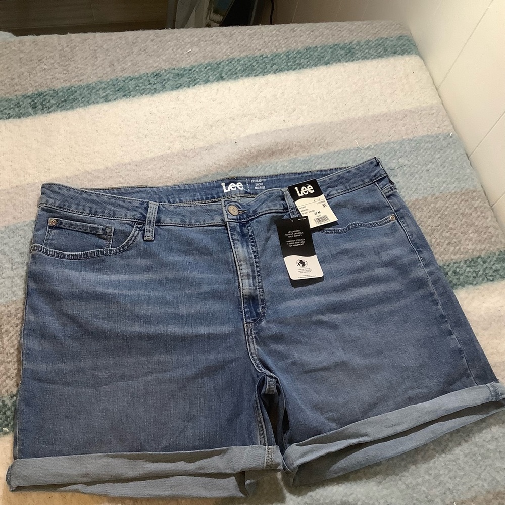 Lee short mid rise size 22 M stretch NWT.